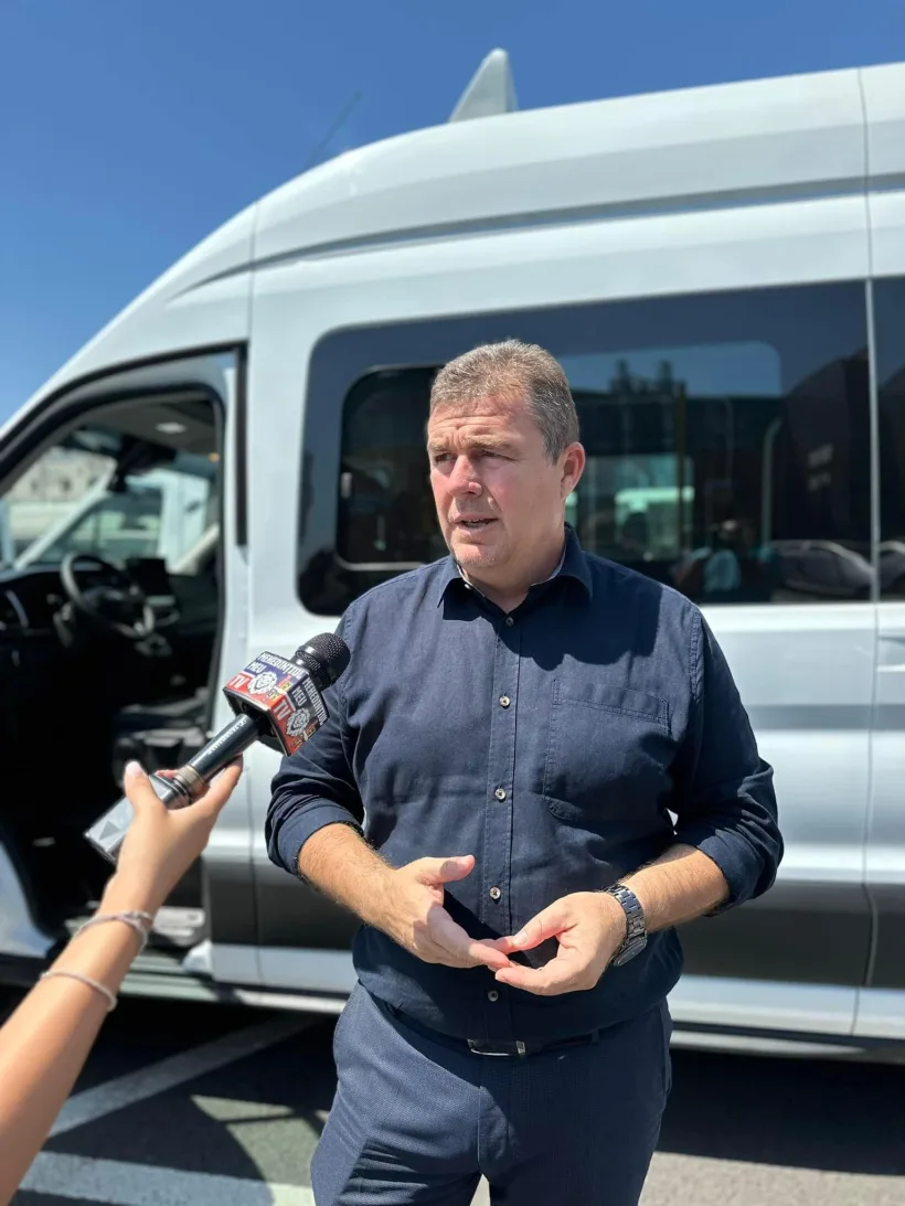 Noi microbuze electrice pentru transportul elevilor în Mehedinți