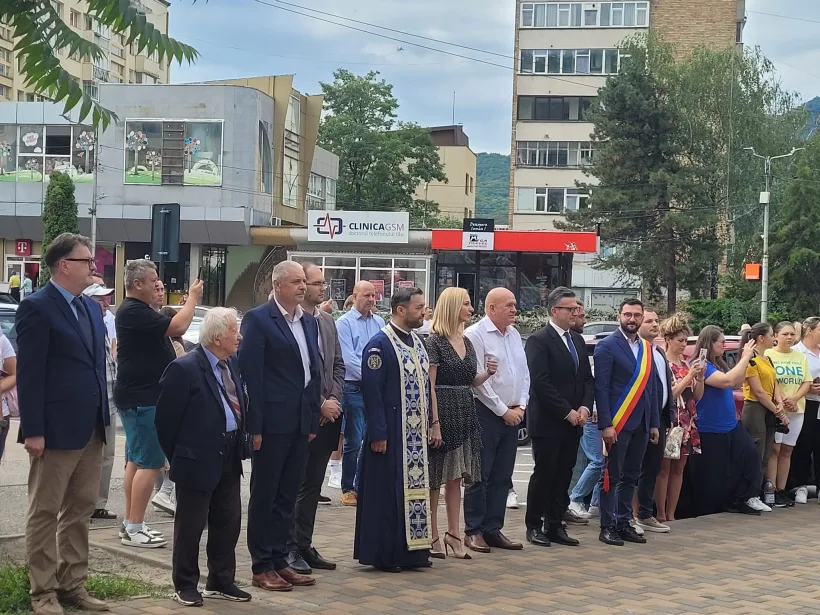 Imnul național, sărbătorit (și) în Piatra Tricolorului din Piatra Neamț