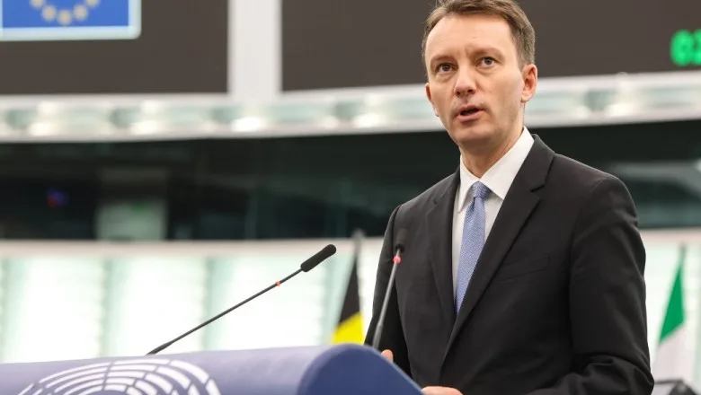 Război în coaliție. Un europarlamentar liberal îl acuză pe premier că a blocat absorbția de fonduri europene
