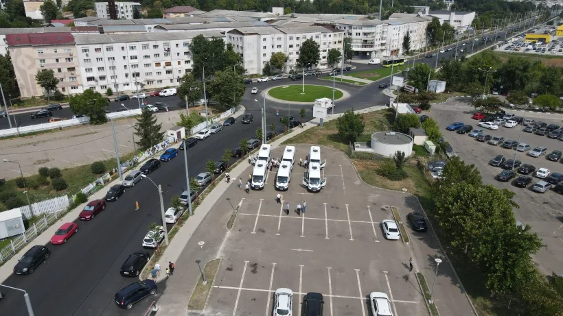 Un pas verde pentru educație: noi microbuze electrice în școlile din mediul rural vasluian
