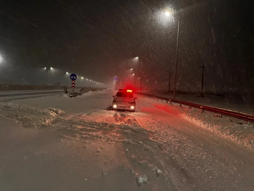 Autostrăzi și drumuri naționale blocate din cauza ninsorilor abundente și a viscolului în centrul, sudul și estul țării