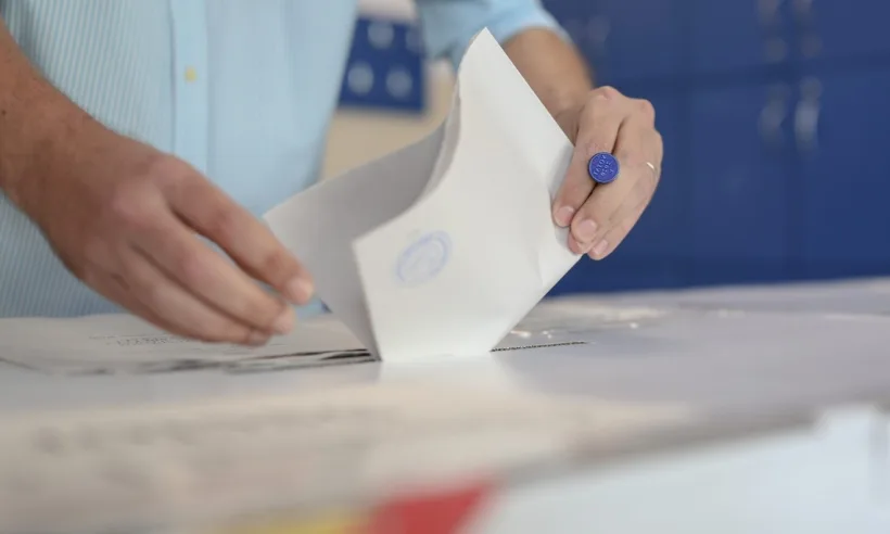 Scandal monstru la Sectorul 1. Poliția verifică imaginile cu persoane aflate printre sacii cu voturi