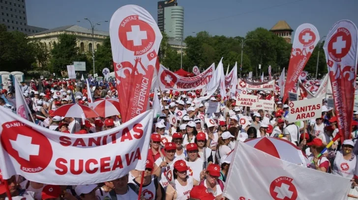 Proteste la ușa Guvernului. Angajați din Sănătate și Asistență Socială se adună în Piața Victoriei