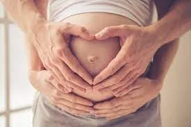 Este oficial: femeile însărcinate şi persoanele cu copii mai mici de 5 ani au prioritate la ghișee