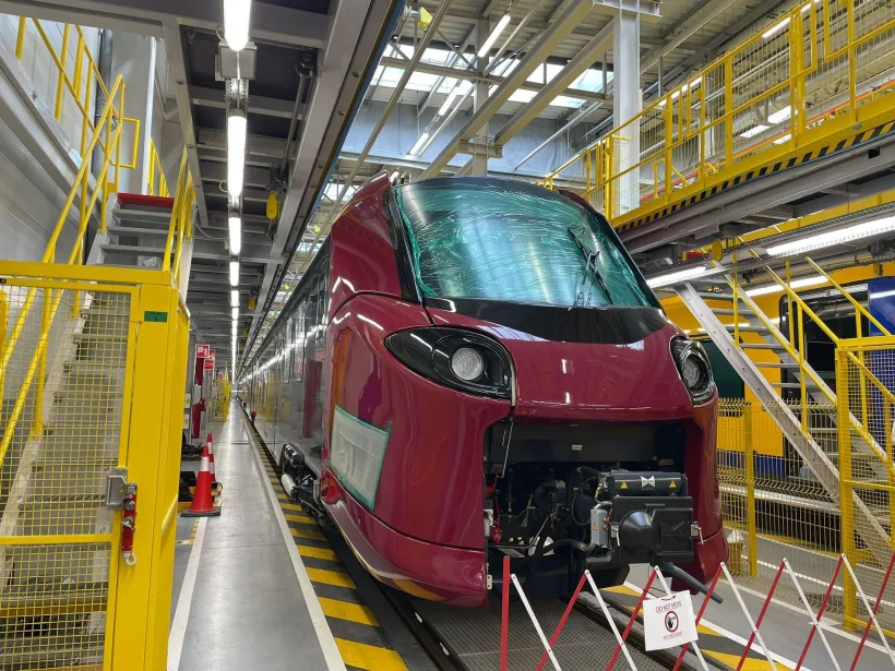 Primul tren electric achiziționat de România după 20 de ani ajunge în Gara de Nord București