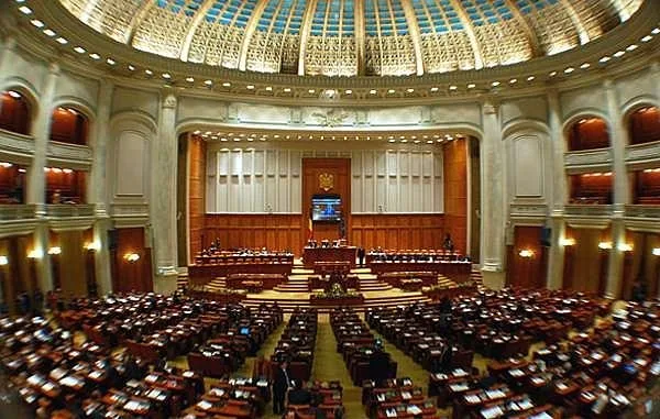 Senatorii discută despre cumulul pensie-salariu, dar și despre „taxa pe boală”