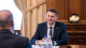 Abrudean: Coaliția susține reducerea numărului de parlamentari cu aproximativ 10%