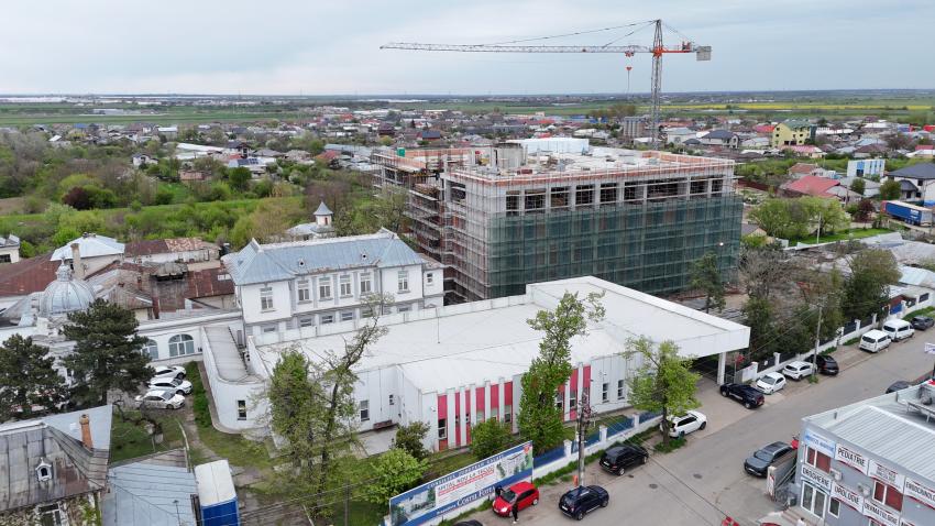 Costel Fotea: Lucrări în ritm susținut la noul spital din Tecuci, cu zeci de muncitori pe șantier