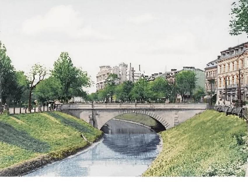 Podul Calicilor și malurile Dâmboviței, între Piața Unirii și Podul Izvor.