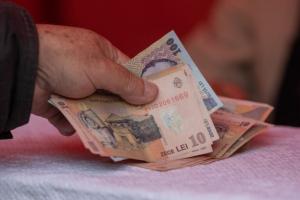 Aproximativ 10.000 de români angajați la stat au salariu și pensie