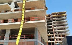 Incredibil: O țeavă deversează ape pluviale în apa în care turiștii din Năvodari fac baie