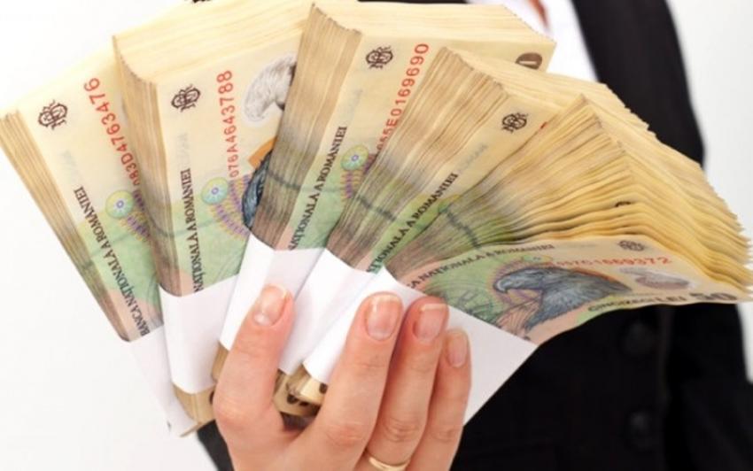 IMM-urile ar putea primi până la 100.000 de euro pentru panouri fotovoltaice și prize pentru mașini electrice