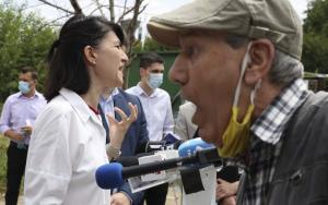 Ministrul Muncii a fost agresat verbal în timpul unei conferințe de presă de un pensionar: "Mărește pensia! Ia mâna de pe mine, că te omor!"