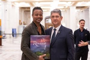 Cuba Gooding Jr., în vizită la Senatul României: impresionat de Palatul Parlamentului și dornic să revină în țară