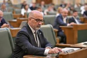 Un senator propune inscripționarea obligatorie a autovehiculelor publice pentru transparență și responsabilitate administrativă