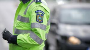 Un bărbat a condus o mașină de capota căreia era agățat un tânăr. Polițiștii au deschis dosar penal