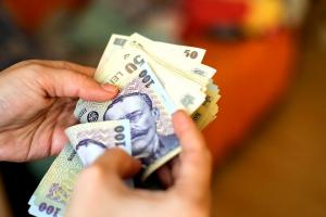 Guvernul a atacat la CCR dublarea alocațiilor pentru copii