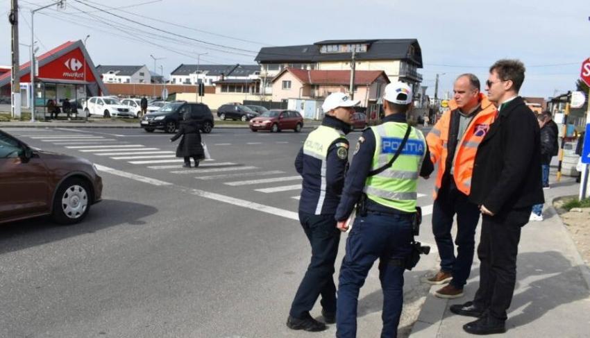 Radarul schimbă semaforul pe roșu când șoferii depășesc viteza într-un oraș din România