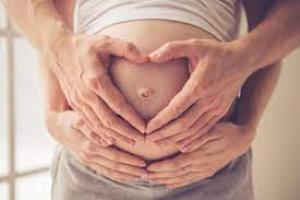 Este oficial: femeile însărcinate şi persoanele cu copii mai mici de 5 ani au prioritate la ghișee