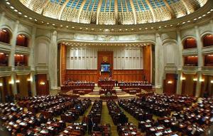 Senatorii discută despre cumulul pensie-salariu, dar și despre „taxa pe boală”