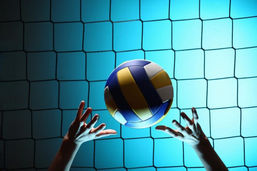 Turneu internațional de volei pe plajă în centrul unui mare oraș din România