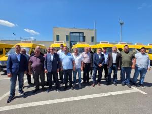 Consiliul Județean Olt a predat încă 15 microbuze electrice destinate transportului școlar