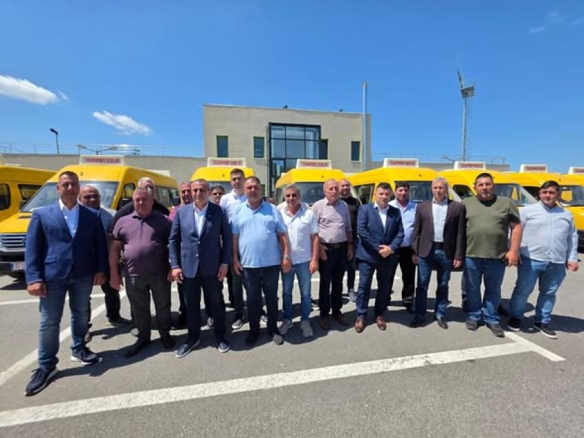 Consiliul Județean Olt a predat încă 15 microbuze electrice destinate transportului școlar