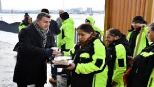 Ceai fierbinte și masă caldă pentru echipele de deszăpezire, oferite de primarul Paul Moldovan